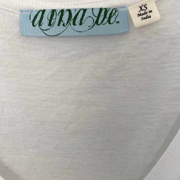 Francesca’s collection white v-neck with pocket tshirt. Size XS, fits like S-M - Picture 4 of 5